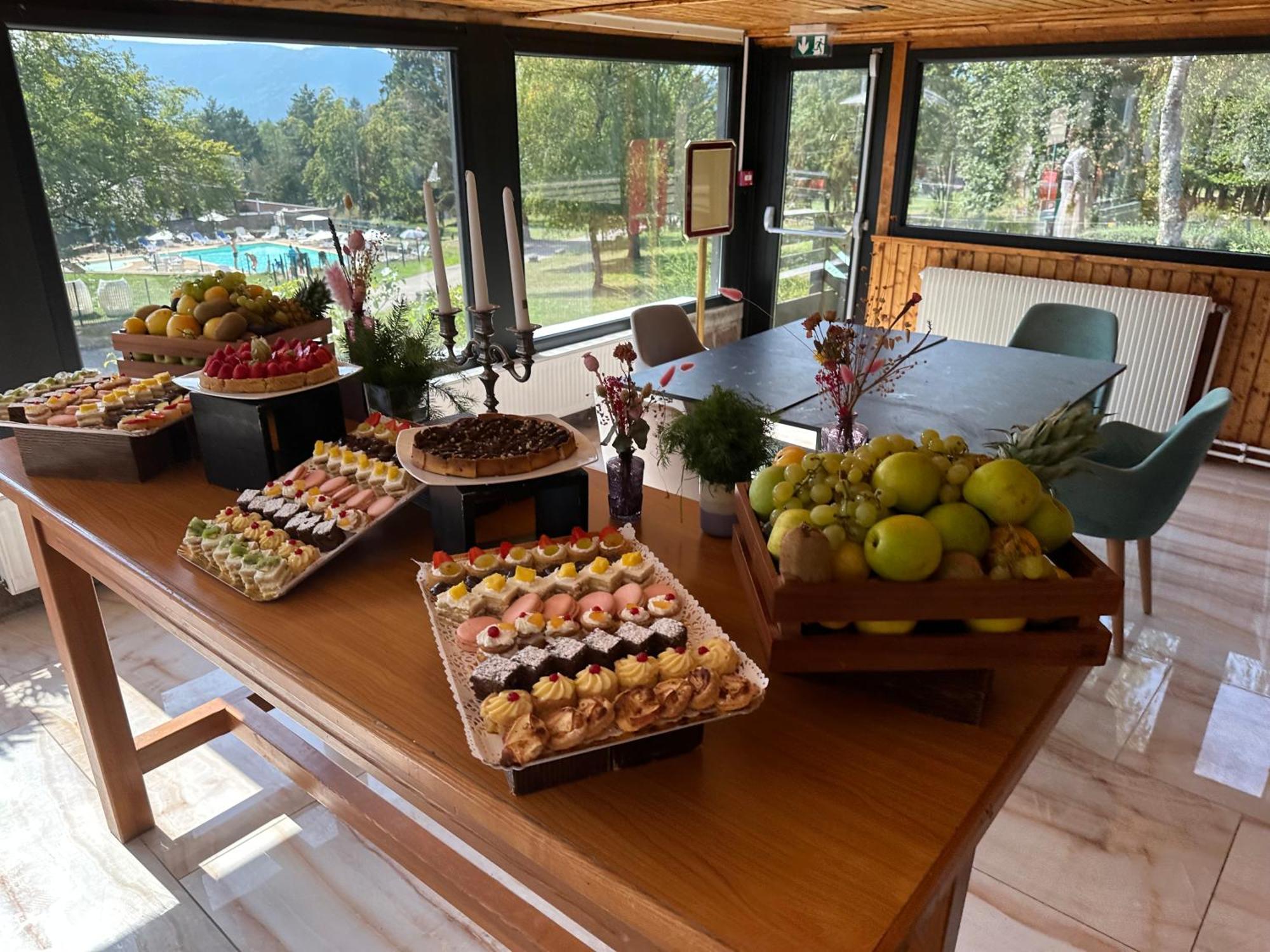 Hotel Parc Les Cigognes Albé 外观 照片