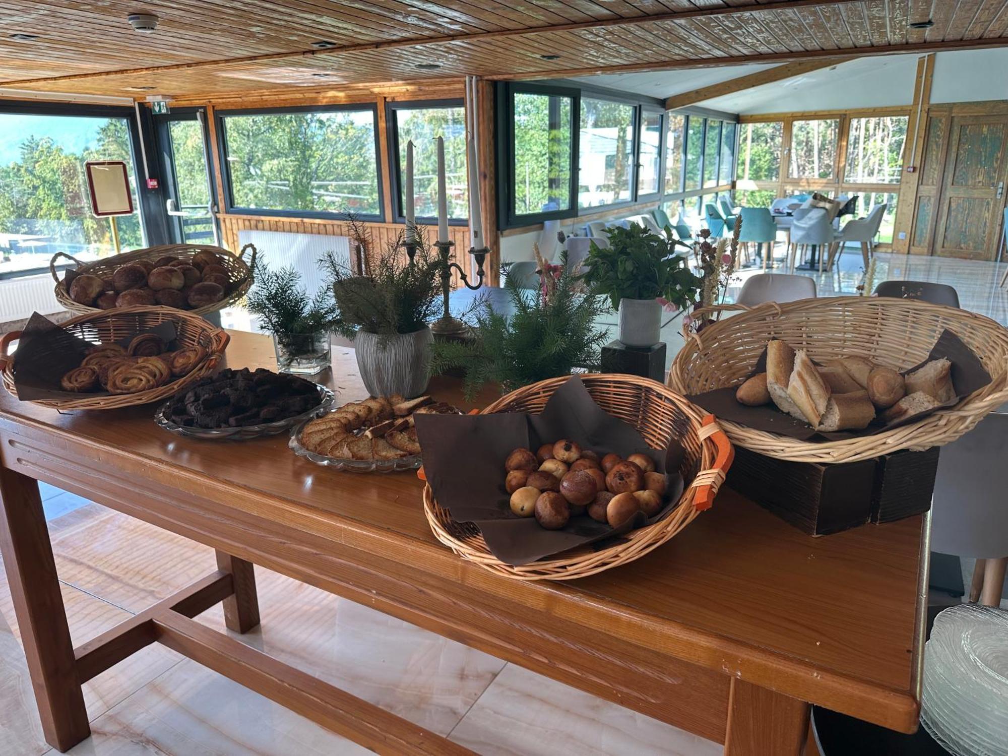 Hotel Parc Les Cigognes Albé 外观 照片
