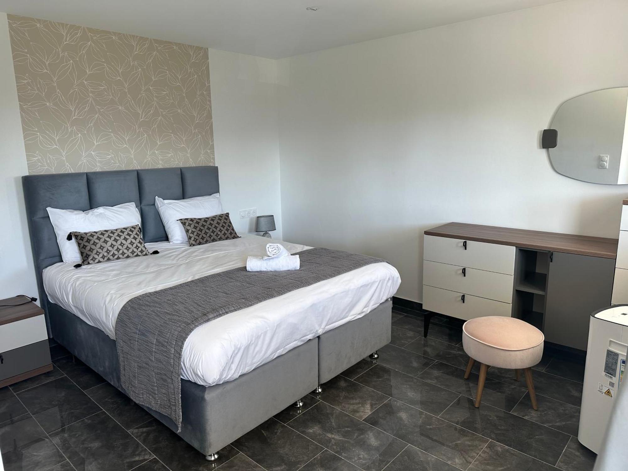 Hotel Parc Les Cigognes Albé 外观 照片