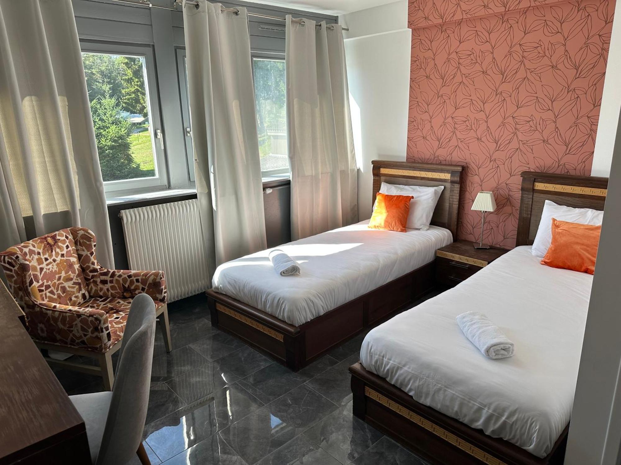 Hotel Parc Les Cigognes Albé 外观 照片