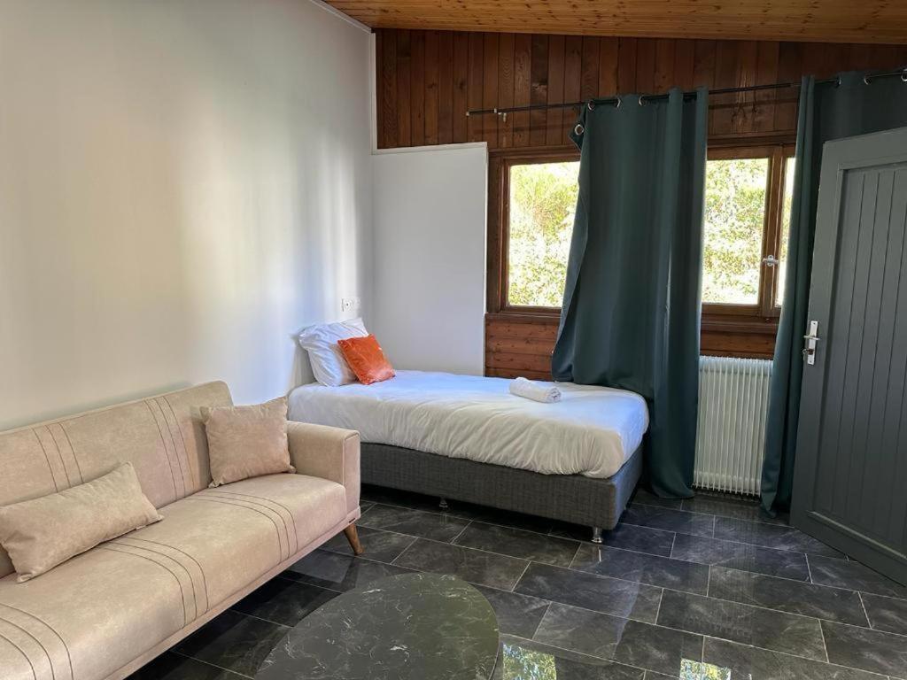 Hotel Parc Les Cigognes Albé 外观 照片